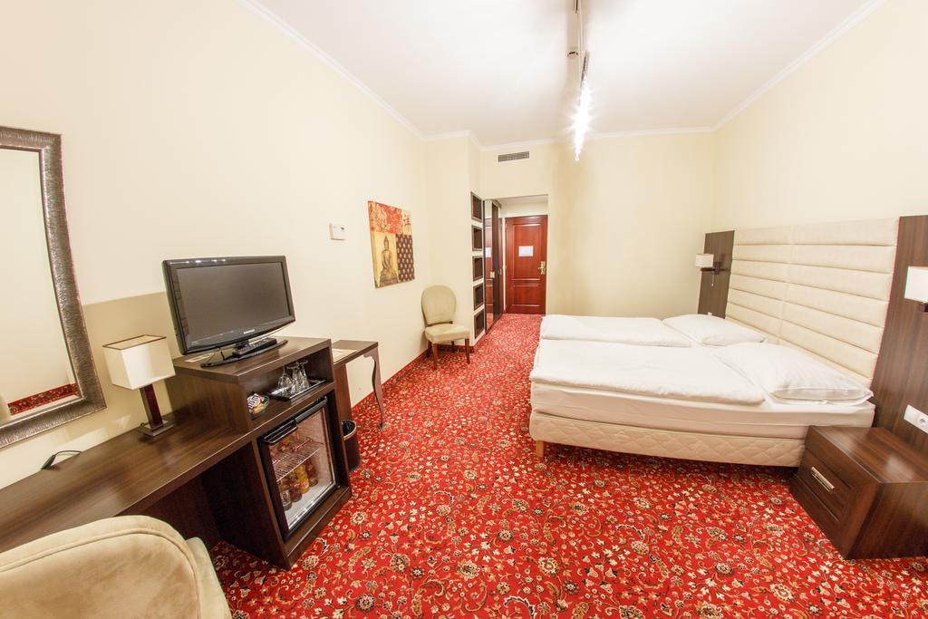 Hotel Kristaly Imperial ตาตา ภายนอก รูปภาพ