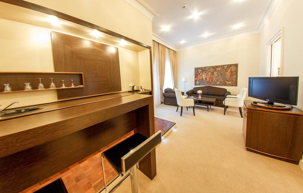 Hotel Kristaly Imperial ตาตา ภายนอก รูปภาพ