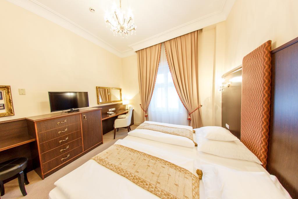 Hotel Kristaly Imperial ตาตา ภายนอก รูปภาพ