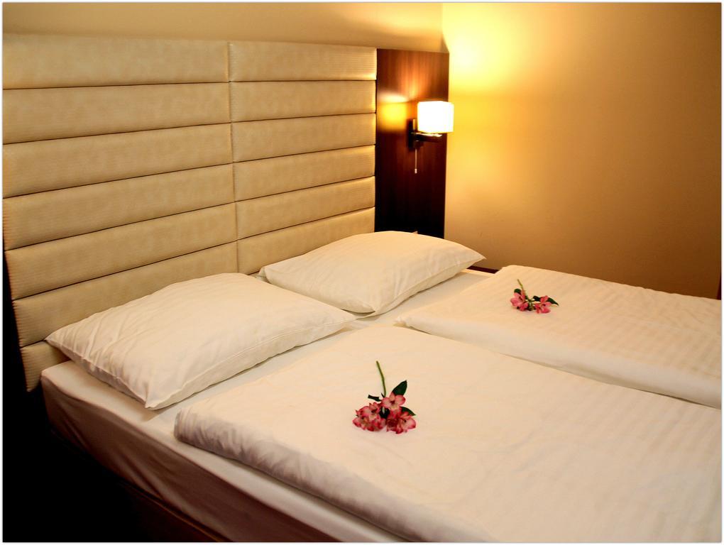 Hotel Kristaly Imperial ตาตา ภายนอก รูปภาพ