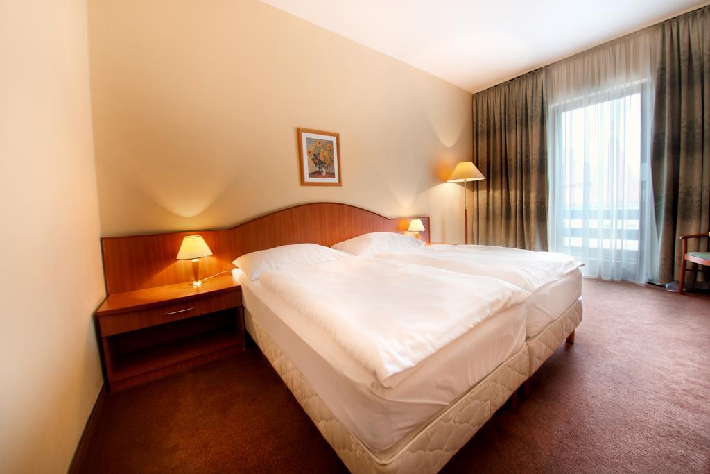 Hotel Kristaly Imperial ตาตา ภายนอก รูปภาพ