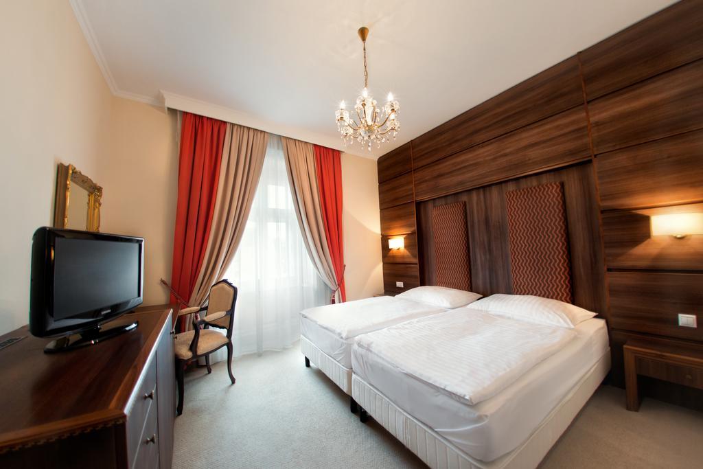 Hotel Kristaly Imperial ตาตา ภายนอก รูปภาพ