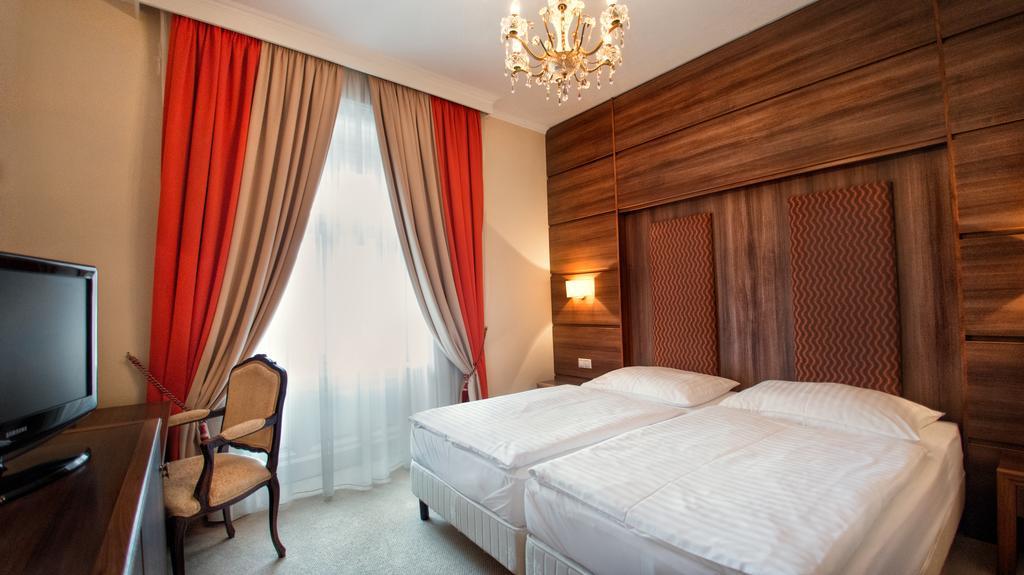 Hotel Kristaly Imperial ตาตา ภายนอก รูปภาพ
