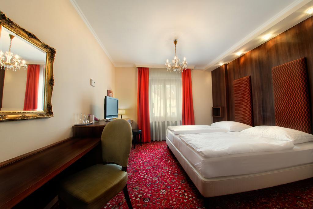 Hotel Kristaly Imperial ตาตา ภายนอก รูปภาพ